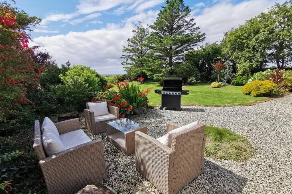 Cosy, Coastal Retreat With A Large Garden Villa Monreith Exterior photo